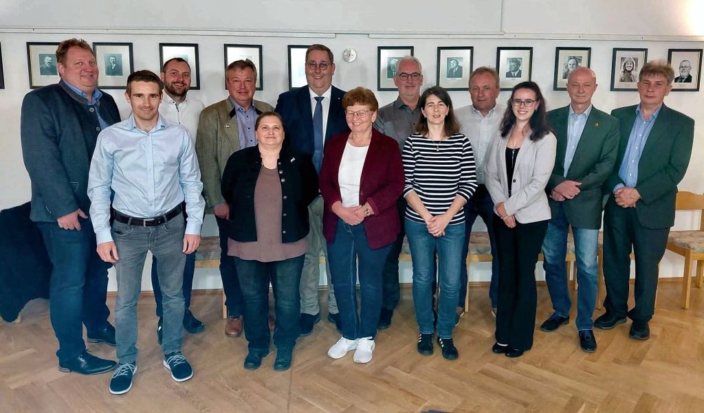 Gruppenfoto zur konstituierenden Sitzung des Gemeinderats Wildenberg