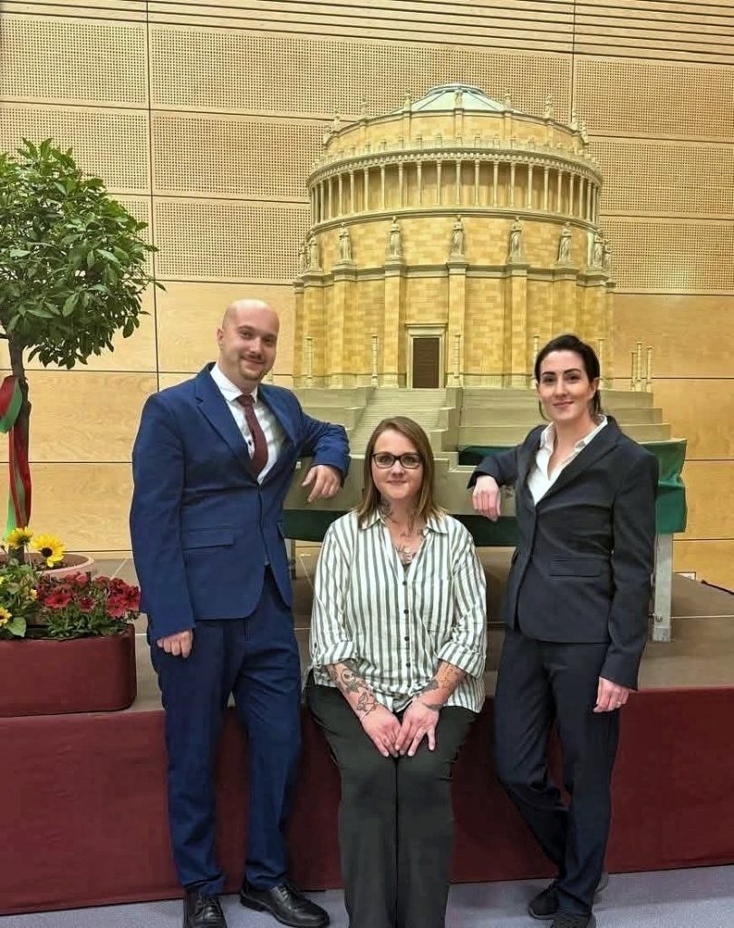 Die AfD-Stadträte Simon Köglmaier, Daniela Krüger und Kathrin Preisner bei der konstituierenden Sitzung des Stadtrats Kelheim